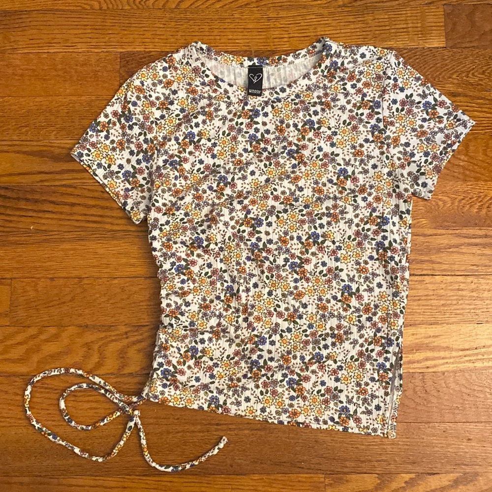Cropped ribbed floral tee with tie detailing